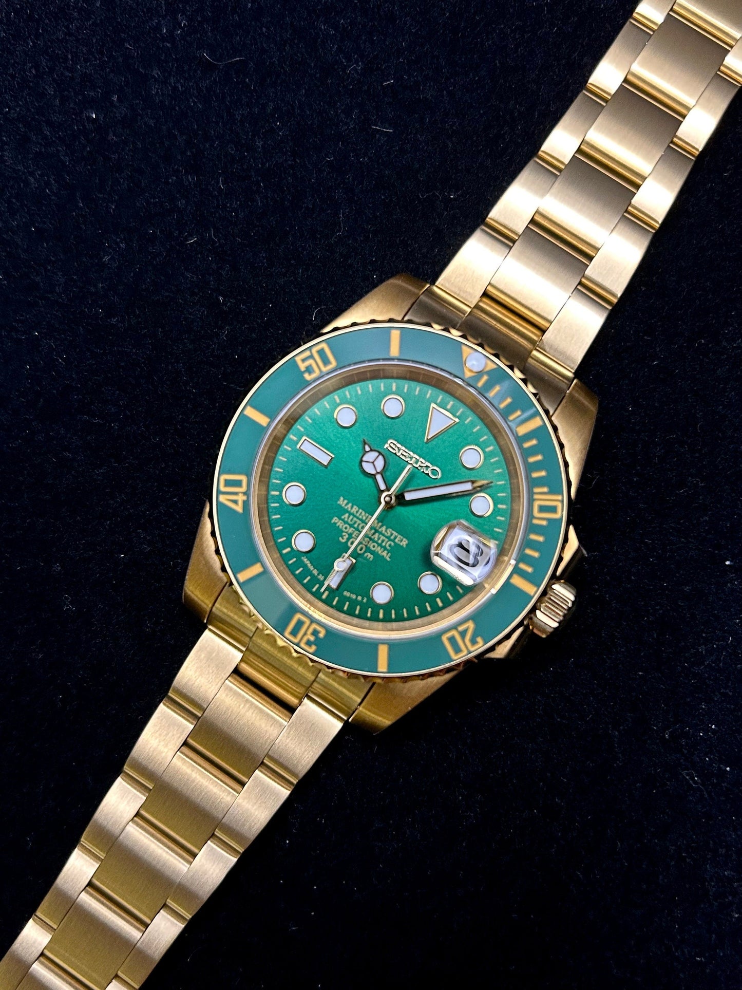 Gold Submariner Style Ceramic Diver Bezel Sapphire Crystal 40Mm Lume Dial/Hands Green